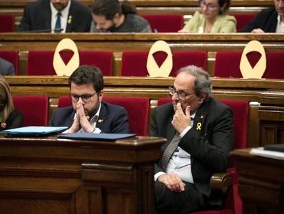 Elsa Artadi, Pere Aragonès y Quim Torra, en el Parlament.