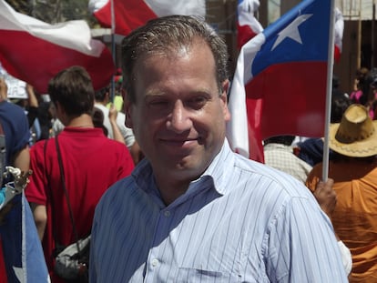 Tomás Jocelyn-Holt en una marcha por la descentralización en Calama, Chile, en marzo de 2012.