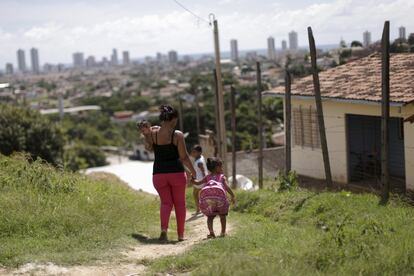 Una madre acompaña a su hija al colegio en la localidad brasileña de Olinda, el 4 de febrero de 2016.