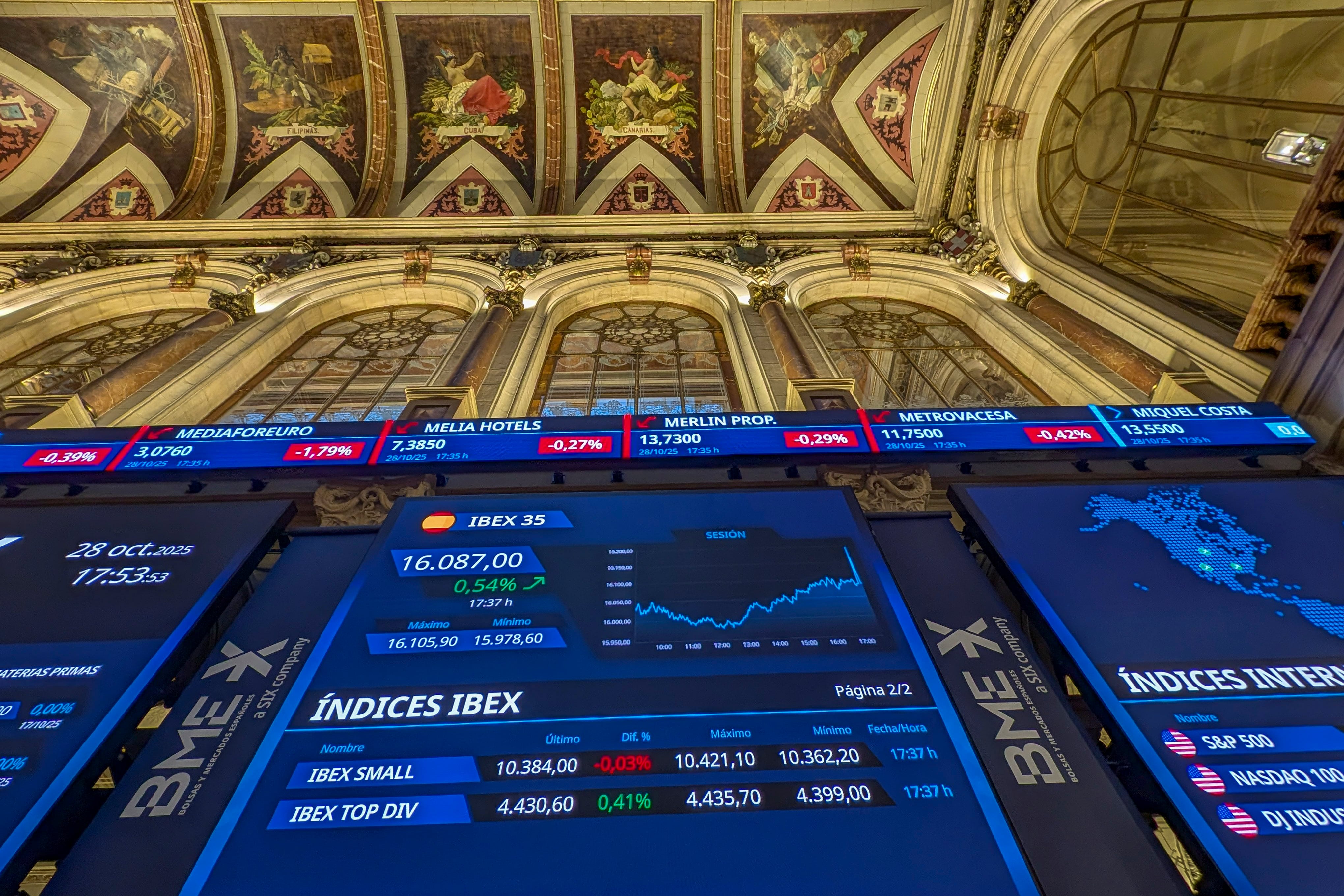 Paneles de la Bolsa de Madrid.