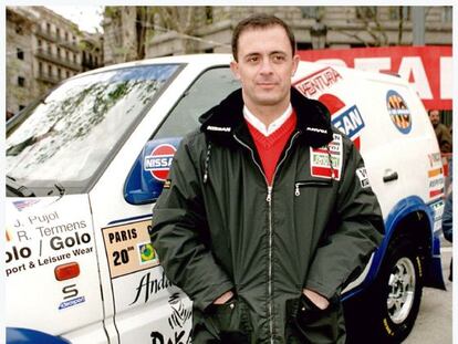Jordi Pujol, ante su deportivo en la salida del rally Par&iacute;s-Granada-Dakar en 1997.