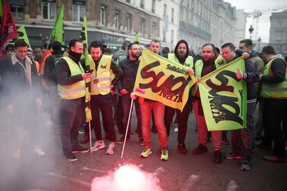 Manifestantes do setor da ferrovia protestam em Paris durante a greve geral na França.