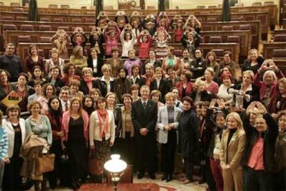 Jesús Caldera, con diputadas y representantes de asociaciones tras aprobarse la ley, en diciembre de 2004.