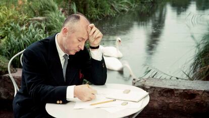 Christian Dior dibuja en una casa familiar, en Milly-la-Forêt, en torno a 1954.