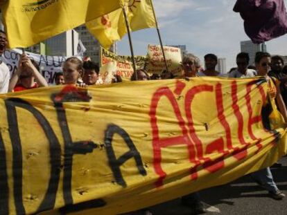 Manifestantes protestam contra crise de &aacute;gua em S&atilde;o Paulo. 