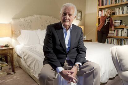 Carlos Fuentes retratado en su casa de Ciudad Mexico en 2009. A la derecha al fondo, Silvia Lemus.