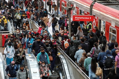 Passageiros desembarcam do trem na estação Luz, no centro de São Paulo.