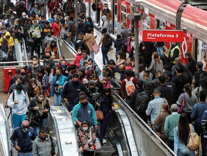 Passageiros na estação da Luz, no centro de São Paulo.