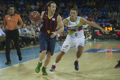 Duelo entre Marcelinho Huertas y Causeur en el partido de Barcelona.