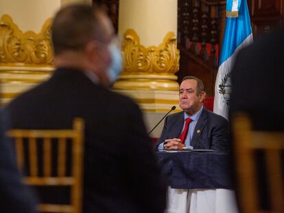 El presidente Alejandro Giammattei participa en una conferencia de prensa en el Palacio Nacional el 27 de julio.