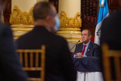 El presidente Alejandro Giammattei participa en una conferencia de prensa en el Palacio Nacional el 27 de julio.