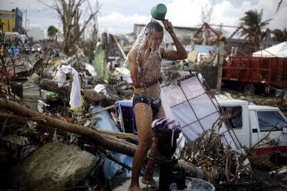 Un hombre se asea en una de las calles de Tacloban, en el centro de Filipinas, 13 de noviembre de 2013.