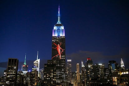 L'Empire State, un dels gratacels més coneguts de Nova York, es va il·luminar dissabte a la nit amb imatges d'animals en perill d'extinció.