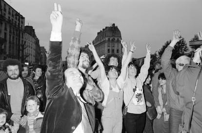 Simpatizantes socialistas celebran en la plaza de la Bastilla la victoria de François Mitterrand en las elecciones presidenciales, el 10 de mayo de 1981 en París, Francia.