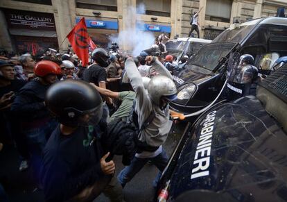 Enfrentamientos con la polic&iacute;a en una protesta contra las medidas de austeridad, el pasado 31 de octubre en Roma. 