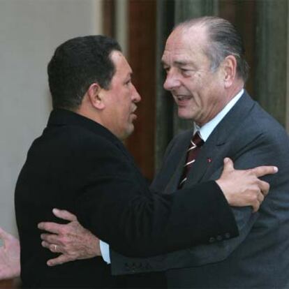 El presidente francés, Jacques Chirac, recibe a Hugo Chávez en París.