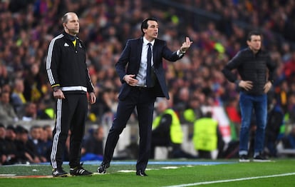 L'entrenador del PSG, Unai Emery, dona instruccions als seus jugadors.