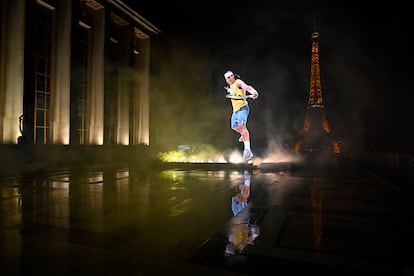 Proyección de un holograma de Nadal en la Plaza de Trocadéro, en noviembre.
