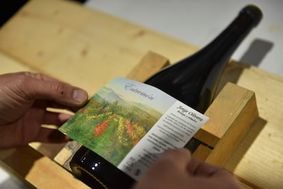 Olivera etiquetando su vino Entremón en la bodega.