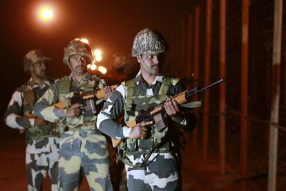 Soldados de las Fuerzas de Seguridad Fronteriza hacen guardia cerca de la frontera entre Pakistán e India en Ranbir Singh (India).