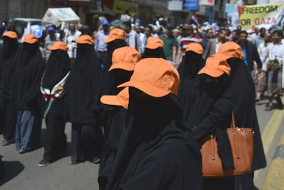 Mujeres manifestantes yemeníes participan en una protesta contra los continuos ataques de Israel contra la Franja de Gaza, en Sanaia, Yemen. 9 de agosto 2014.