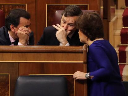 La vicepresidenta Soraya Sáez de Santamaría, conversa con el portavoz del PP en el Congreso, Rafael Hernando y el coordinador general de la formación, Fernando Martínez-Maíllo.