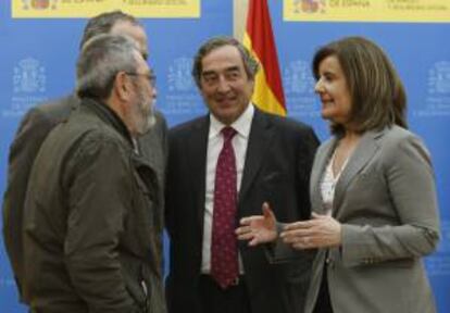 La ministra de Empleo y Seguridad Social, Fátima Báñez (d), conversa con el secretario general de UGT, Cándido Méndez (i), y los presidentes de Cepyme, Jesús Terciado (2i) y la CEOE, Juan Rosell (2d), durante la reunión celebrada en abril sobre el trabajo a tiempo parcial. EFE/Archivo