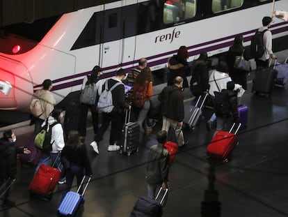 Pasajeros en la estación de Atocha de Madrid, este viernes.