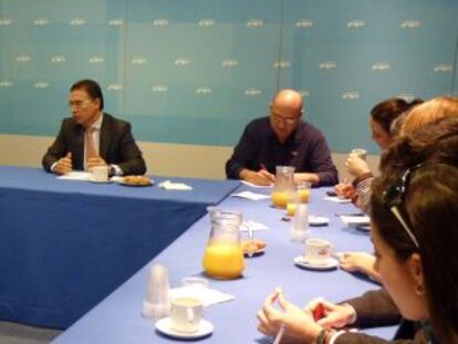 El secretario general del PP, Seraf&iacute;n Castellano, en un desayuno con periodistas.