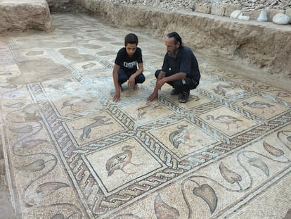 Salman al Nabahin y su hijo Ahmed, sobre el mosaico en su casa del campamento de refugiados de Bureij, en Gaza, el pasado octubre.