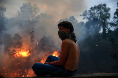 Un adolescente observa los incendios que arden en una zona boscosa en el barrio de Guápulo de Quito, el pasado martes. 