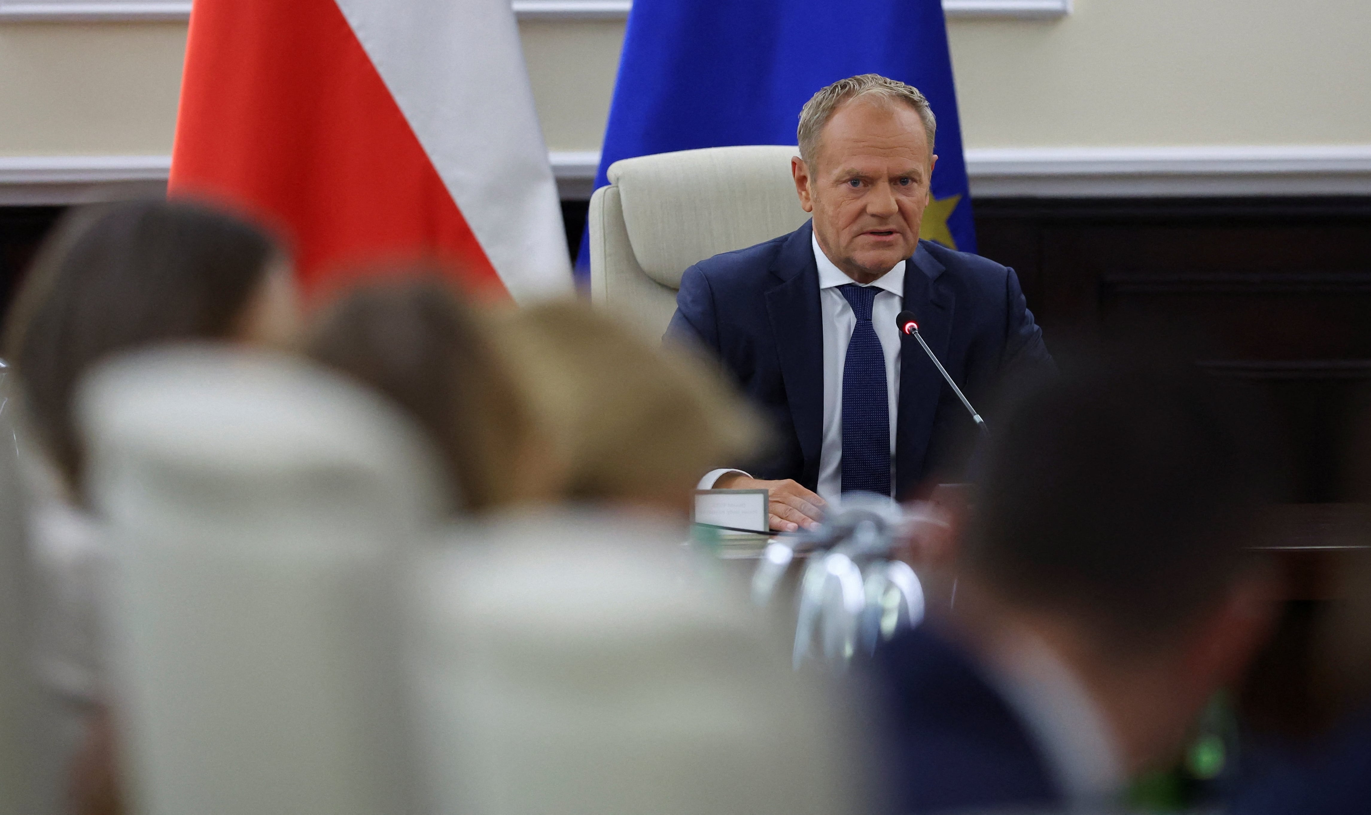 El primer ministro polaco Donald Tusk preside la reunión del gabinete de seguridad, este miércoles en Varsovia. 