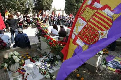 Sesión de lectura de poemas ayer en el cementerio de Alicante, con la bandera republicana en primer plano.