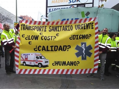 Trabajadores del servicio de ambulancias se manifiestan este jueves ante la Asamblea de Madrid.