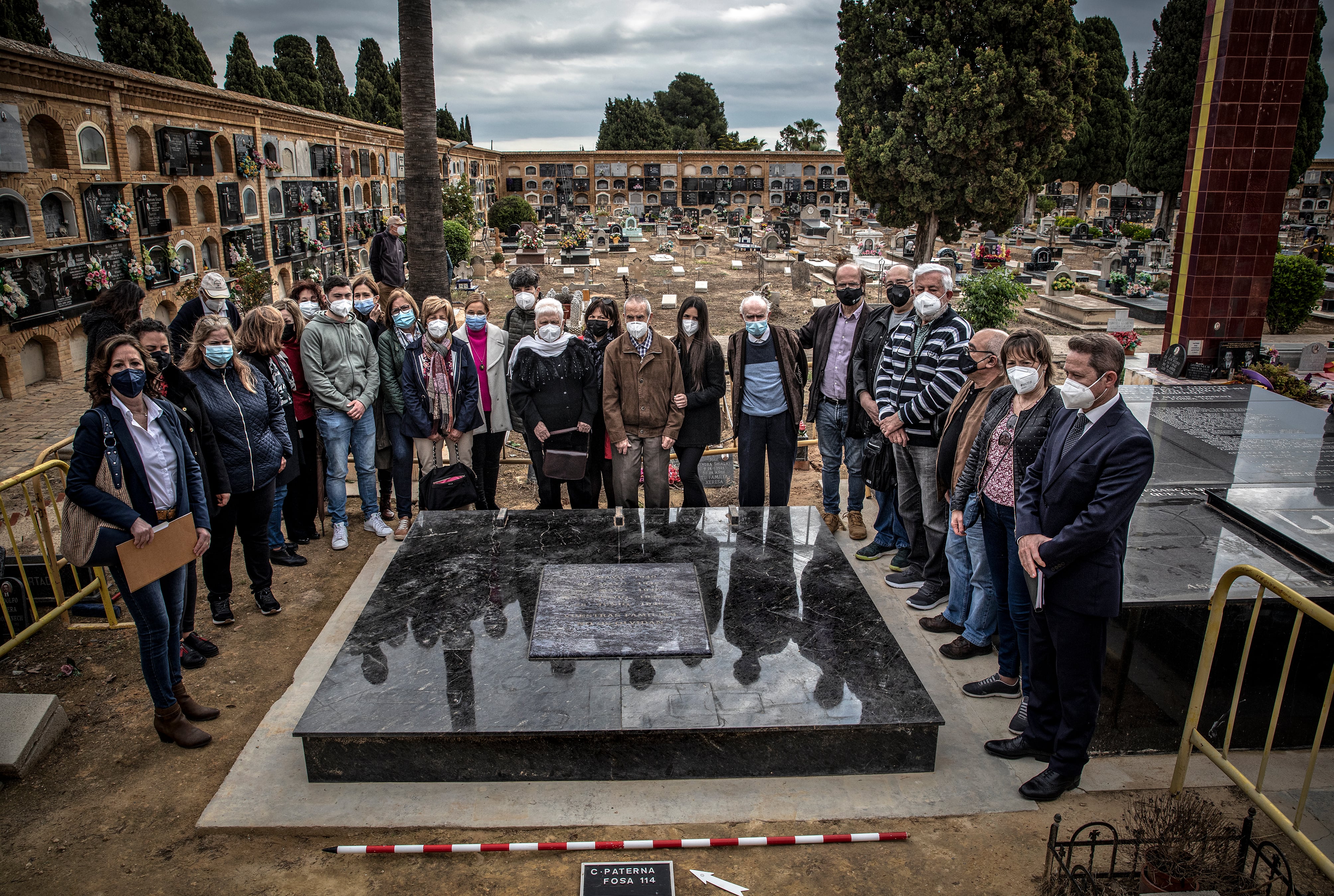 Familiares de la fosa 114 del cementerio de Paterna (Valencia), la conocida como 'fosa de la cultura', en una imagen de 2021.