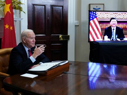 El presidente Joe Biden se reúne virtualmente con el presidente chino Xi Jinping desde el Salón Roosevelt de la Casa Blanca en Washington, el 15 de noviembre de 2021.