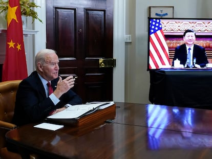 El presidente Joe Biden se reúne virtualmente con el presidente chino Xi Jinping desde el Salón Roosevelt de la Casa Blanca en Washington, el 15 de noviembre de 2021.