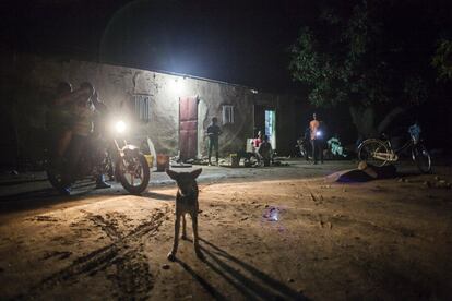 Reunión familiar en una casa del pueblo de Fo-Bouré bajo la luz de una bombilla.