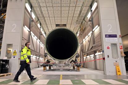 Un empleado pasa por delante de una pala de aerogenerador que se está fabricando en la planta de palas de Siemens Gamesa en Hull, al noreste de Inglaterra.