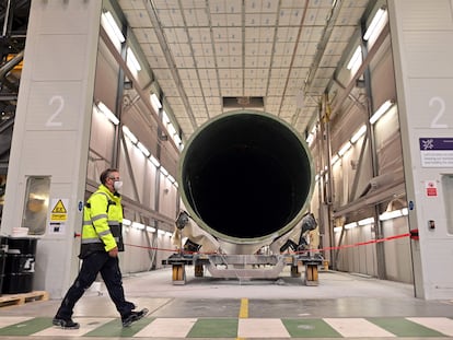 Un empleado pasa por delante de una pala de aerogenerador que se está fabricando en la planta de palas de Siemens Gamesa en Hull, al noreste de Inglaterra.