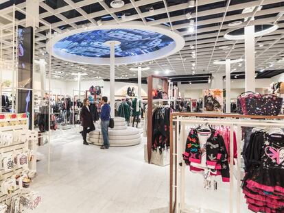 Interior de una tienda de Desigual.