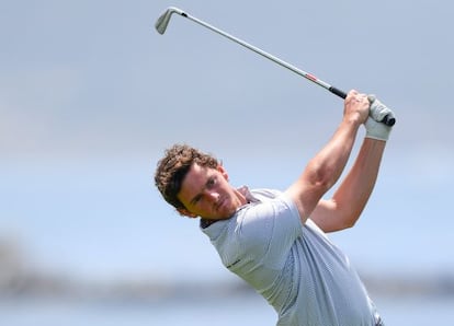 Matías Domínguez, jugando un hierro en Pebble Beach.