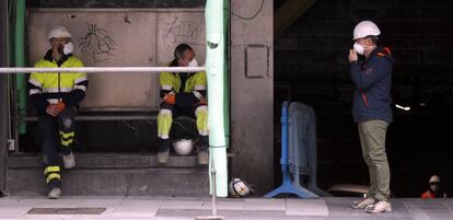 Trabajadores de la construcción han vuelto a trabajar este martes en un edificio en Bilbao, en el primer día laboral en el País Vasco después de las vacaciones de Semana Santa, durante la pandemia del coronavirus.