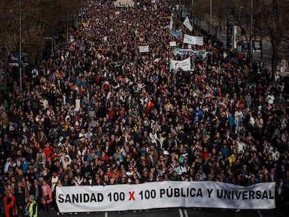 Miles de personas marchan contra el desmantelamiento de la Sanidad Pública, el pasado 12 de febrero.