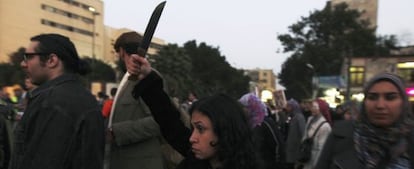 Una mujer levanta un cuchillo en una protesta conta Mohamed Morsi.