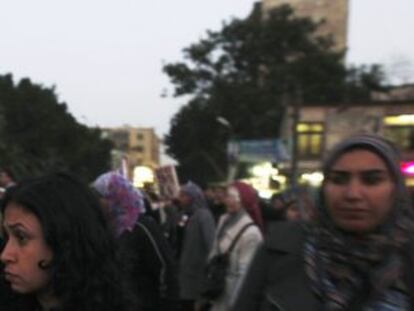 Una mujer levanta un cuchillo en una protesta conta Mohamed Morsi.