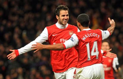 Cesc celebra un gol con su compañero Walcott.