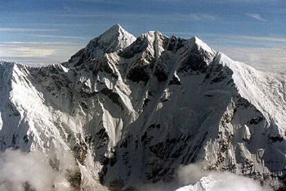 Hillary y Tenzing Norgay celebran, en el campo base, la conquista del Everest.