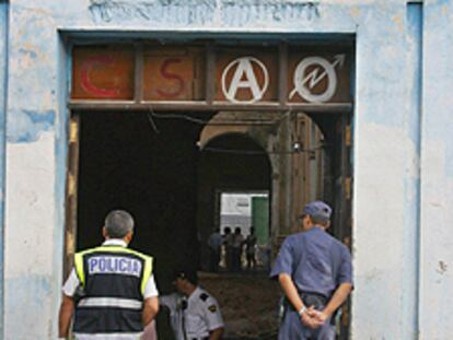 La policía revisó ayer el edificio siniestrado.