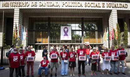 Afectados por el virus de la hepatitis C, ante la sede del Ministerio de Sanidad.